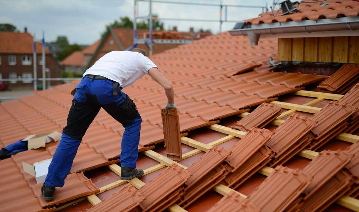 SM.RENOV : Artisan couvreur en  Belgique, : région Flamande, Wallonne et Bruxelles … Travaux de rénovation de toiture, zinguerie, nettoyage démoussage peinture hydrofuge toiture, étanchéité toit plat terrasse roofing, traitement des bois de charpente, nettoyage ravalement peinture imperméabilisation façade, nettoyage des extérieurs : klinker, pierre bleue.. ... en Belgique : région Flamande, Wallonne et Bruxelles …