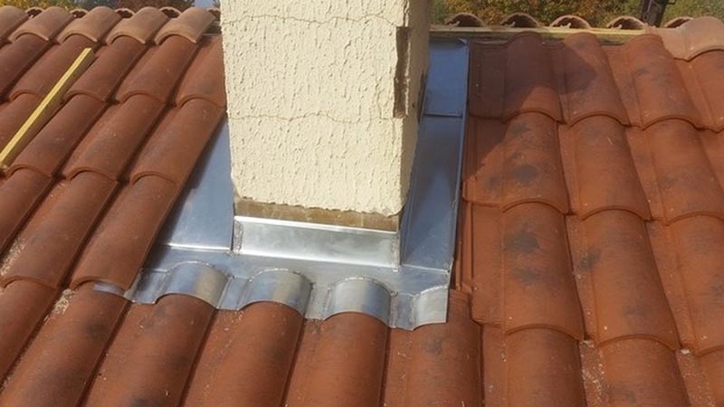 Travaux de couverture - SM.RENOV : artisan toiturier couvreur zingueur en Belgique : région Flamande, Wallonne, Bruxelles … : Travaux de couverture, faîtage en neuf et en rénovation. intervention urgence fuite toiture. Travaux de zinguerie ... Intervention en Belgique : région Flamande, Wallonne, Bruxelles …