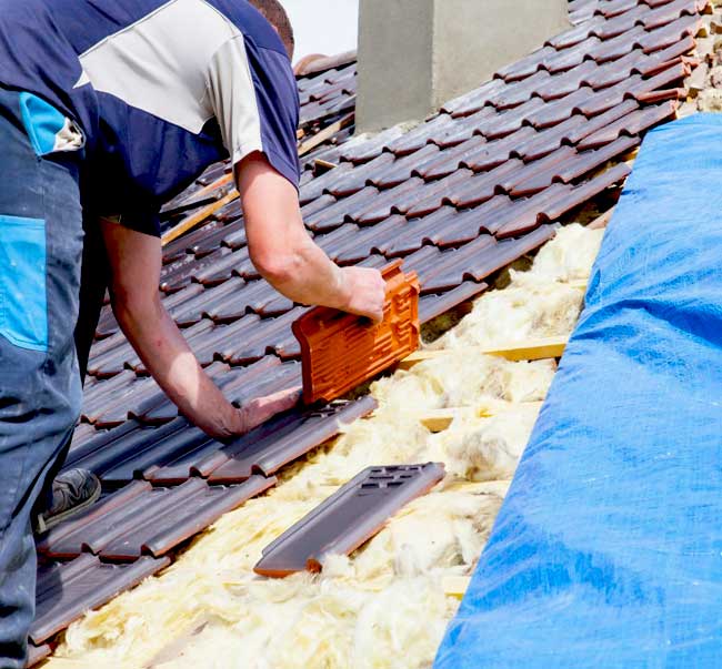 Travaux de couverture - SM.RENOV : artisan toiturier couvreur zingueur en Belgique : région Flamande, Wallonne, Bruxelles … : Travaux de couverture, faîtage en neuf et en rénovation. intervention urgence fuite toiture. Travaux de zinguerie ... Intervention en Belgique : région Flamande, Wallonne, Bruxelles …