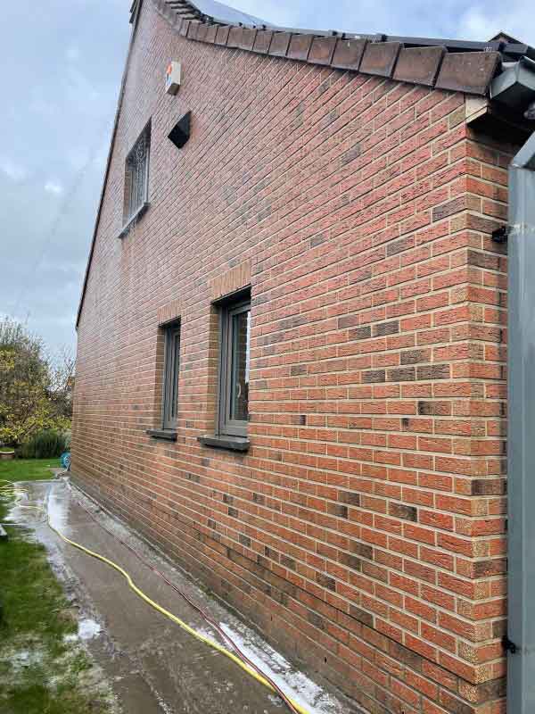 Nettoyage et peinture façade - SM.RENOV en Belgique, région Flamande, Wallonne et Bruxelles … : artisan peintre : Nettoyage, démoussage, traitement anti mousse et ravalement peinture façade boiserie ferronnerie,  imperméabilisation façade. ... Intervention en Belgique : région Flamande, Wallonne et Bruxelles …