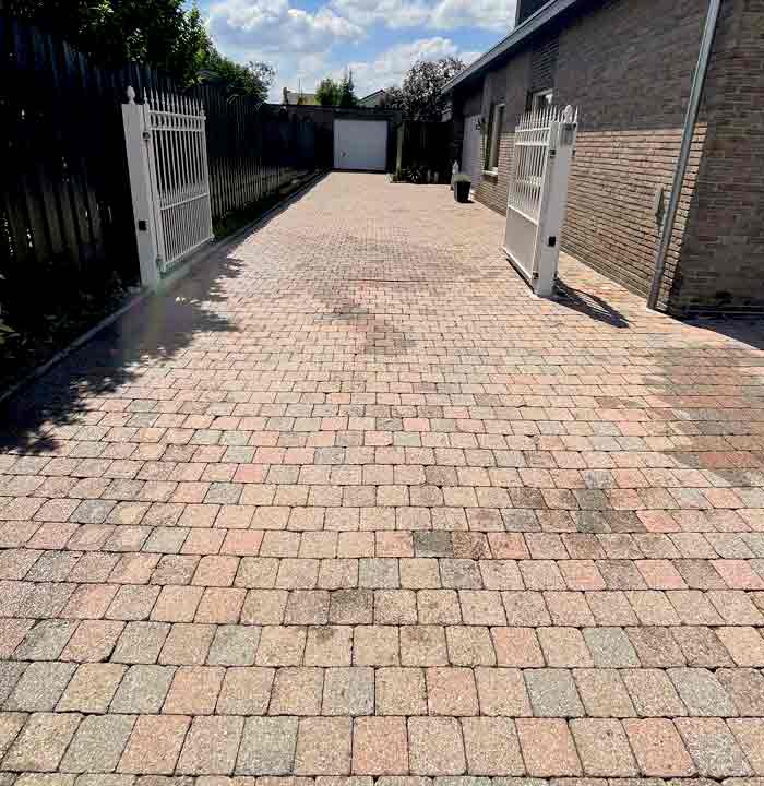 SM.RENOV : Artisan couvreur en  Belgique, : région Flamande, Wallonne et Bruxelles … Travaux de rénovation de toiture, zinguerie, nettoyage démoussage peinture hydrofuge toiture, étanchéité toit plat terrasse roofing, traitement des bois de charpente, nettoyage ravalement peinture imperméabilisation façade, nettoyage des extérieurs : klinker, pierre bleue.. ... en Belgique : région Flamande, Wallonne et Bruxelles …