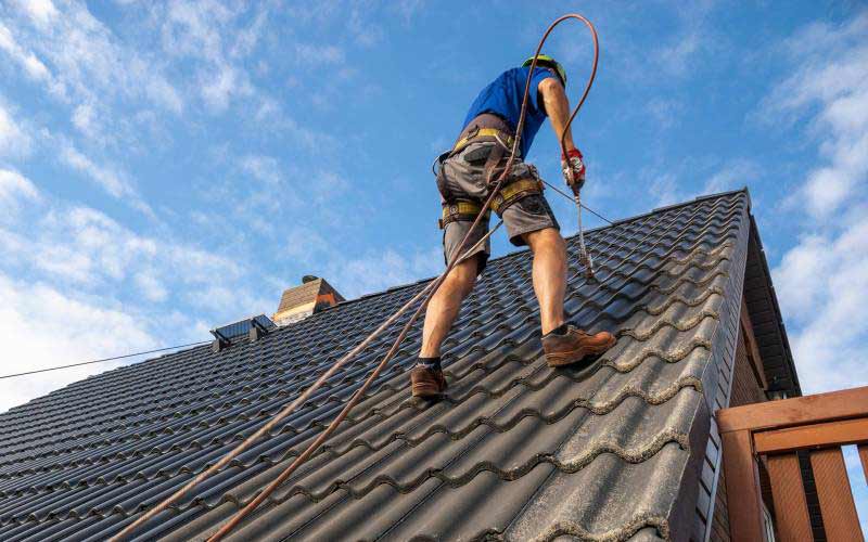 Nettoyage toiture - SM.RENOV artisan couvreur toiturier en Belgique : région Flamande, Wallonne, Bruxelles …: Nettoyage, démoussage traitement anti mousse et peinture hydrofuge colorée toiture en Belgique : région Flamande, Wallonne, Bruxelles …