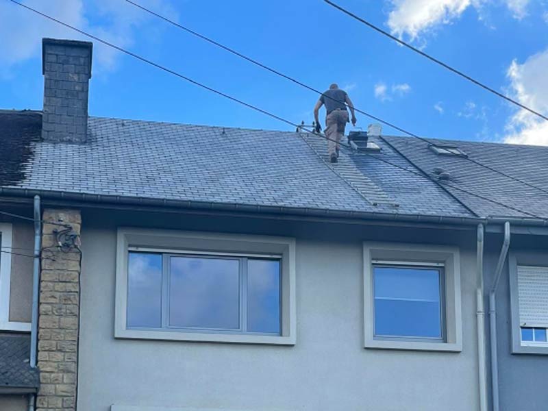 Nettoyage toiture - SM.RENOV artisan couvreur toiturier en Belgique : région Flamande, Wallonne, Bruxelles …: Nettoyage, démoussage traitement anti mousse et peinture hydrofuge colorée toiture en Belgique : région Flamande, Wallonne, Bruxelles …