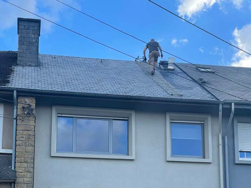 Nettoyage toiture - SM.RENOV artisan couvreur toiturier en Belgique : région Flamande, Wallonne, Bruxelles …: Nettoyage, démoussage traitement anti mousse et peinture hydrofuge colorée toiture en Belgique : région Flamande, Wallonne, Bruxelles …